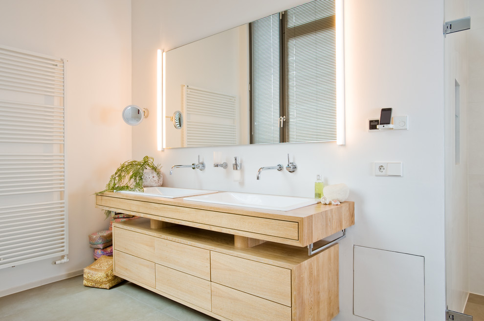 Источник вдохновения для домашнего уюта: ванная комната в современном стиле с плоскими фасадами, фасадами цвета дерева среднего тона, белыми стенами, накладной раковиной и столешницей из дерева