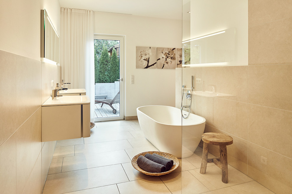 Стильный дизайн: ванная комната среднего размера в скандинавском стиле с плоскими фасадами, белыми фасадами, отдельно стоящей ванной, открытым душем, бежевой плиткой, цементной плиткой, белыми стенами, полом из цементной плитки, душевой кабиной, монолитной раковиной, бежевым полом, открытым душем и зеркалом с подсветкой - последний тренд
