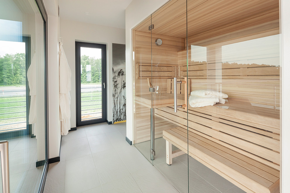 Immagine di una sauna contemporanea con pareti bianche