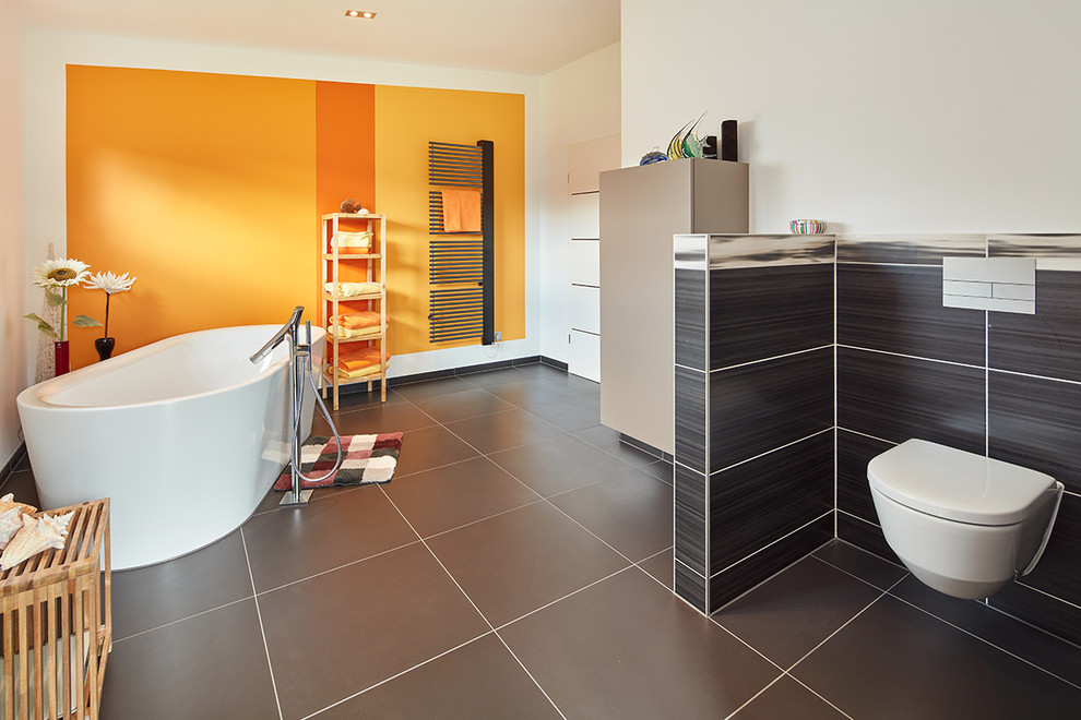 巨大なコンテンポラリースタイルのおしゃれなバスルーム (浴槽なし) (白い壁、グレーの床) の写真