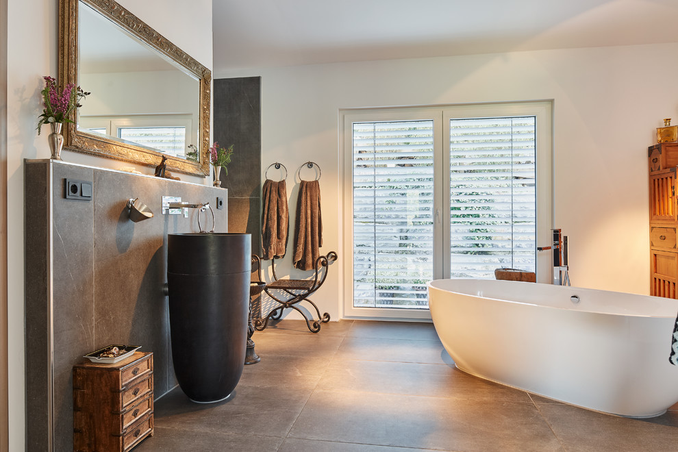Esempio di una stanza da bagno design con piastrelle grigie, pareti bianche e pavimento grigio