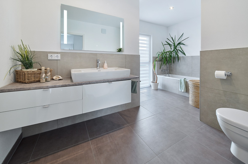 Idee per un'ampia stanza da bagno classica con ante bianche, vasca ad alcova, pareti bianche e lavabo a bacinella