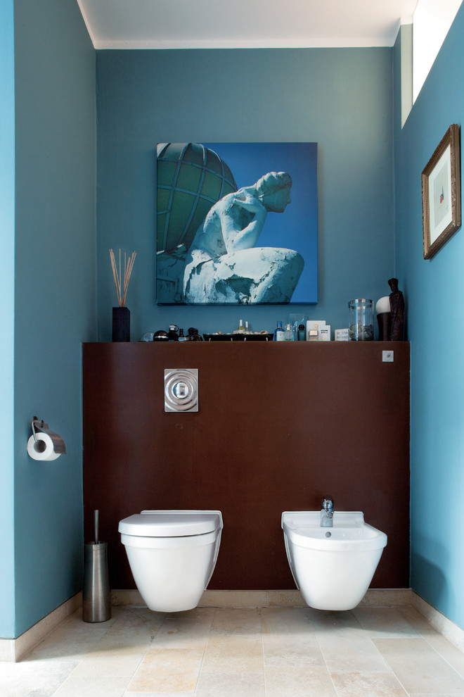 Идея дизайна: главная ванная комната среднего размера в современном стиле с накладной раковиной, открытыми фасадами, мраморной столешницей, отдельно стоящей ванной, душем в нише, инсталляцией, белой плиткой, плиткой мозаикой, синими стенами и полом из известняка