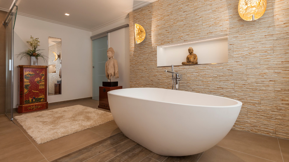 Cette photo montre une grande salle de bain asiatique avec une baignoire indépendante, une douche ouverte, un carrelage beige, un carrelage de pierre, un mur blanc, un sol beige et une cabine de douche à porte coulissante.
