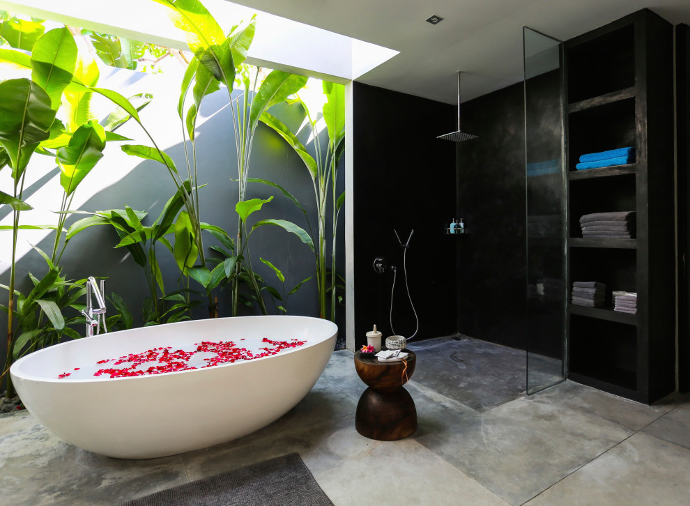 Example of an island style bathroom design in Munich