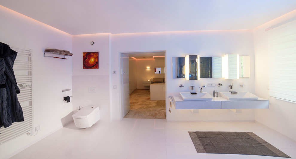 Cette image montre une très grande salle de bain minimaliste.