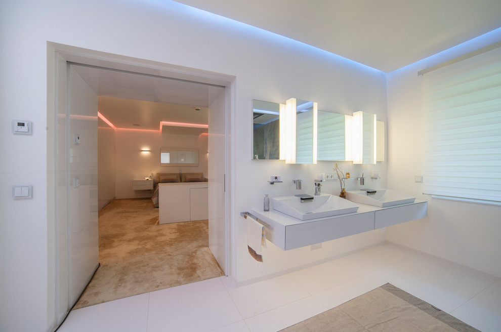 На фото: огромная ванная комната в стиле модернизм с