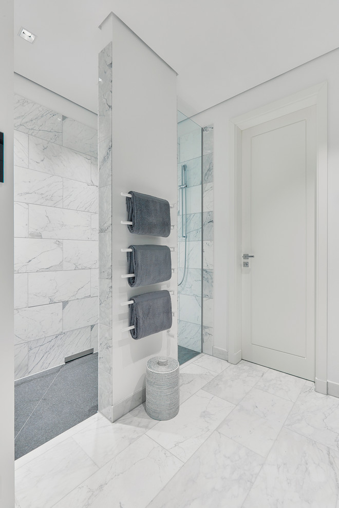 Источник вдохновения для домашнего уюта: ванная комната среднего размера в стиле модернизм с открытым душем, белой плиткой, мраморной плиткой, белыми стенами, мраморным полом, душевой кабиной, белым полом и открытым душем