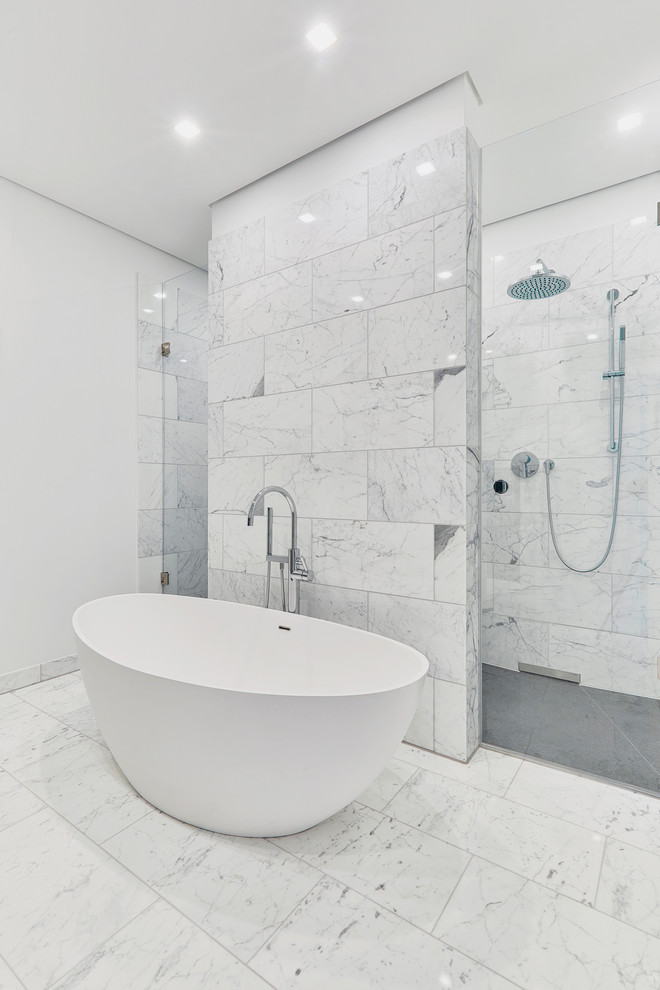 Immagine di una stanza da bagno padronale moderna di medie dimensioni con vasca freestanding, doccia aperta, piastrelle bianche, piastrelle di marmo, pareti bianche, pavimento in marmo e pavimento bianco