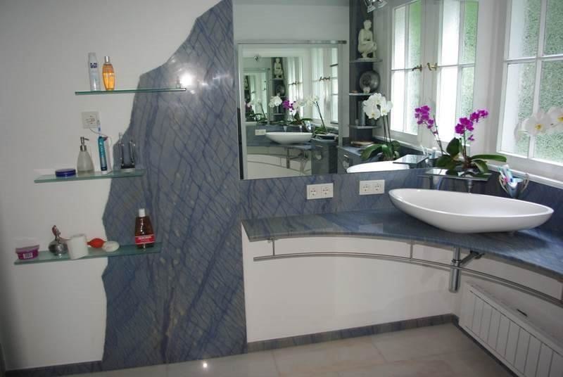 Mittelgroßes Modernes Duschbad mit Marmorfliesen, weißer Wandfarbe, Marmorboden und Marmor-Waschbecken/Waschtisch in Frankfurt am Main