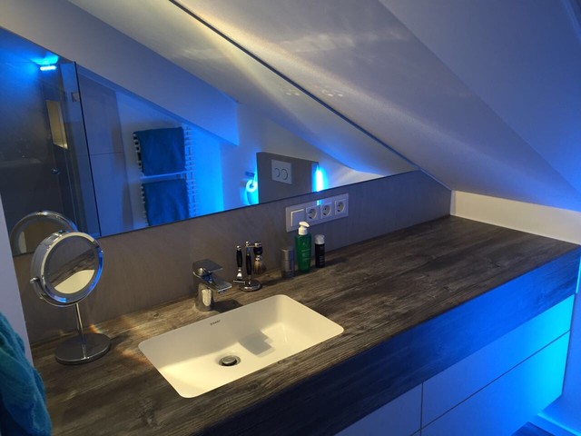 Maßgefertigter Waschtisch mit individuellem Spiegel der an Dachschräge  angepasst - Contemporary - Bathroom - Munich - by Kuchler Konzepte -Bäder  ohne Fliesen | Houzz