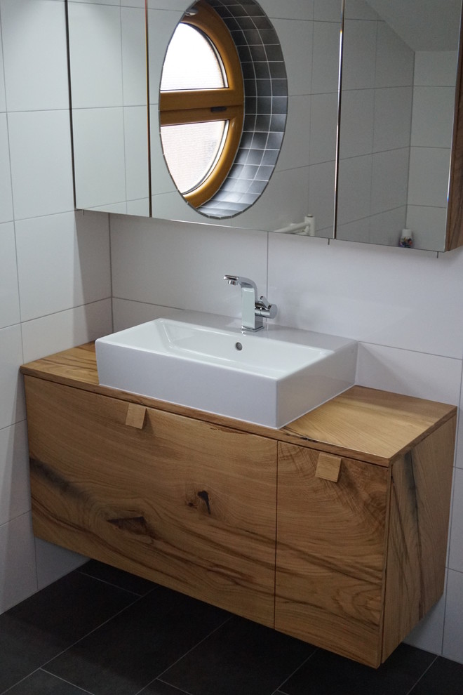 Rustikales Badezimmer mit Waschtisch aus Holz in Stuttgart