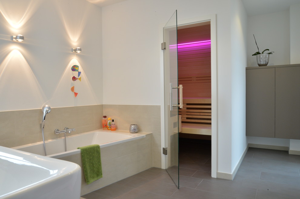 Exemple d'une salle de bain tendance avec une cabine de douche à porte battante.