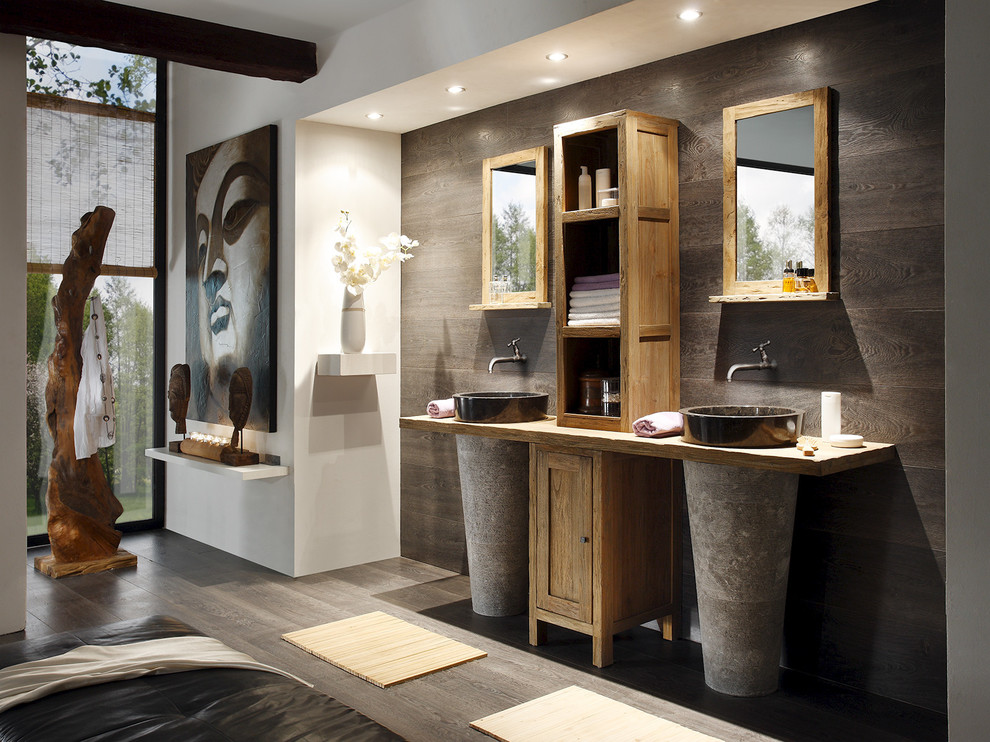 Ejemplo de cuarto de baño de estilo zen de tamaño medio con armarios con rebordes decorativos, puertas de armario de madera oscura, suelo de madera oscura, lavabo sobreencimera y encimera de madera