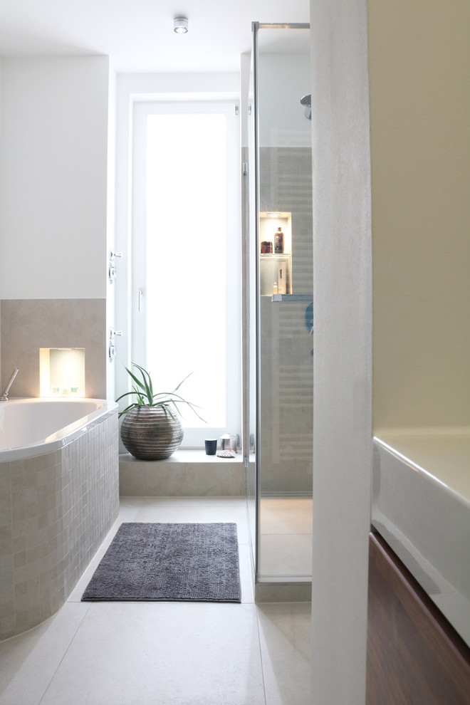 На фото: ванная комната среднего размера в современном стиле с темными деревянными фасадами, накладной ванной, инсталляцией, бежевой плиткой, белыми стенами, консольной раковиной, столешницей из искусственного камня и бежевым полом с