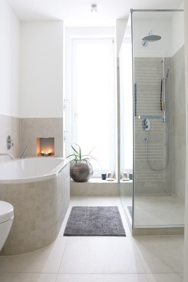 Modelo de cuarto de baño principal contemporáneo de tamaño medio con bañera encastrada, sanitario de pared, baldosas y/o azulejos beige, baldosas y/o azulejos en mosaico, paredes blancas y suelo beige
