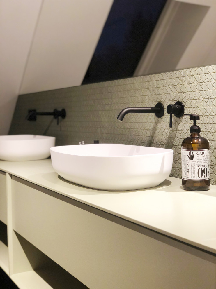 This is an example of a contemporary bathroom in Hanover.