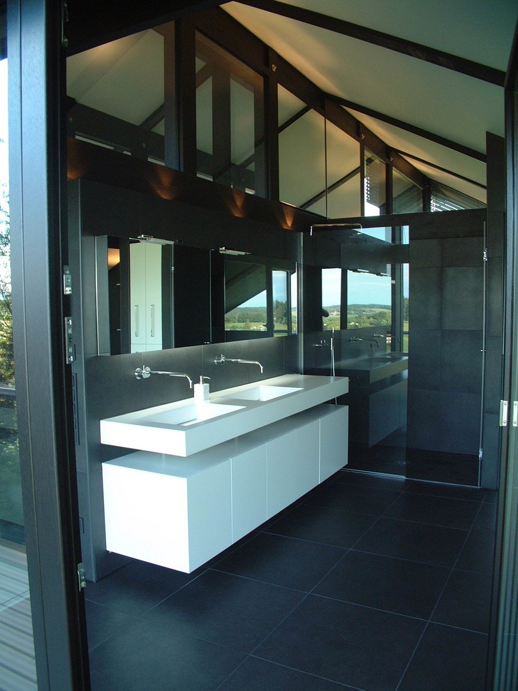 На фото: большая ванная комната в современном стиле с серыми стенами, черным полом, плоскими фасадами, белыми фасадами, серой плиткой, накладной раковиной, столешницей из ламината, душем с раздвижными дверями и белой столешницей