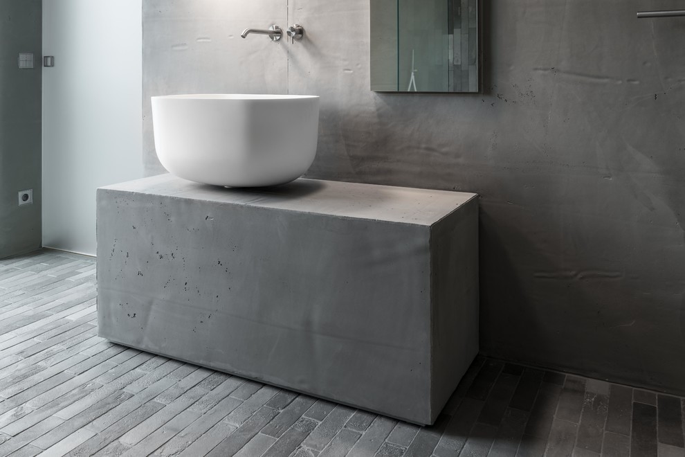 Пример оригинального дизайна: ванная комната среднего размера в стиле модернизм с стеклянными фасадами, серыми стенами, столешницей из бетона, серым полом, настольной раковиной и серой столешницей