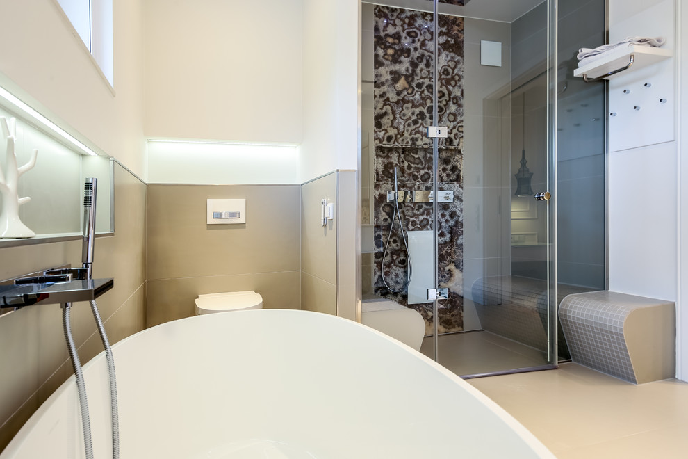 Klassisches Badezimmer En Suite mit freistehender Badewanne, bodengleicher Dusche und Wandtoilette mit Spülkasten in Dortmund