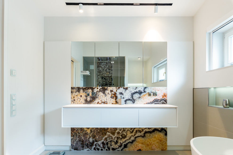 Foto de cuarto de baño principal clásico con bañera exenta, ducha a ras de suelo, sanitario de dos piezas y encimera de acrílico