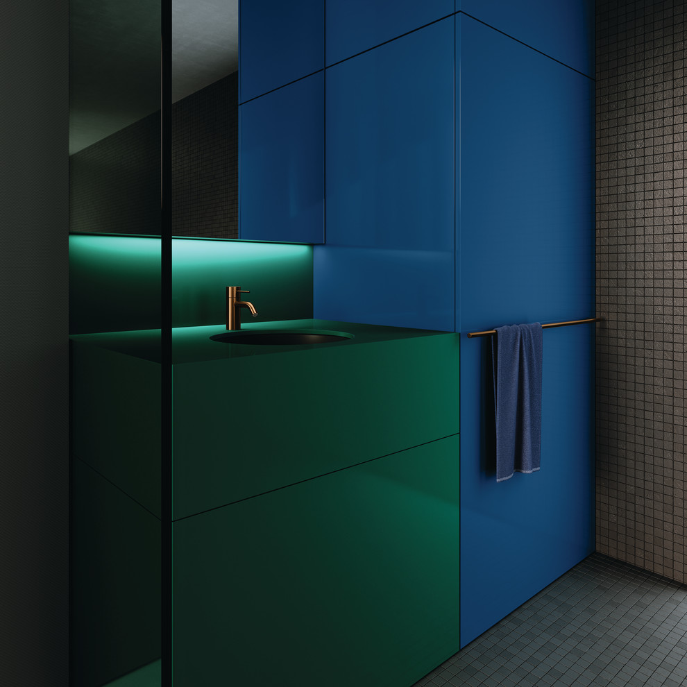 Idéer för att renovera ett mellanstort funkis grön grönt badrum, med släta luckor, grå väggar, blå skåp, mosaikgolv och grått golv