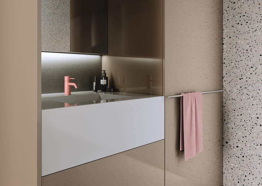 Esempio di una stanza da bagno design di medie dimensioni con ante lisce, ante marroni, pareti grigie, pavimento multicolore e top bianco