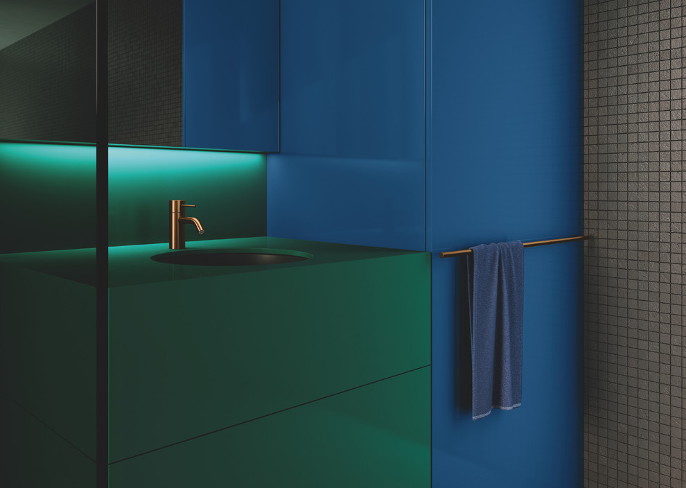 Idées déco pour une salle d'eau moderne de taille moyenne avec un placard à porte plane, des portes de placards vertess, une douche ouverte, un carrelage gris, mosaïque, un mur gris, un lavabo intégré, un plan de toilette en bois et un plan de toilette vert.