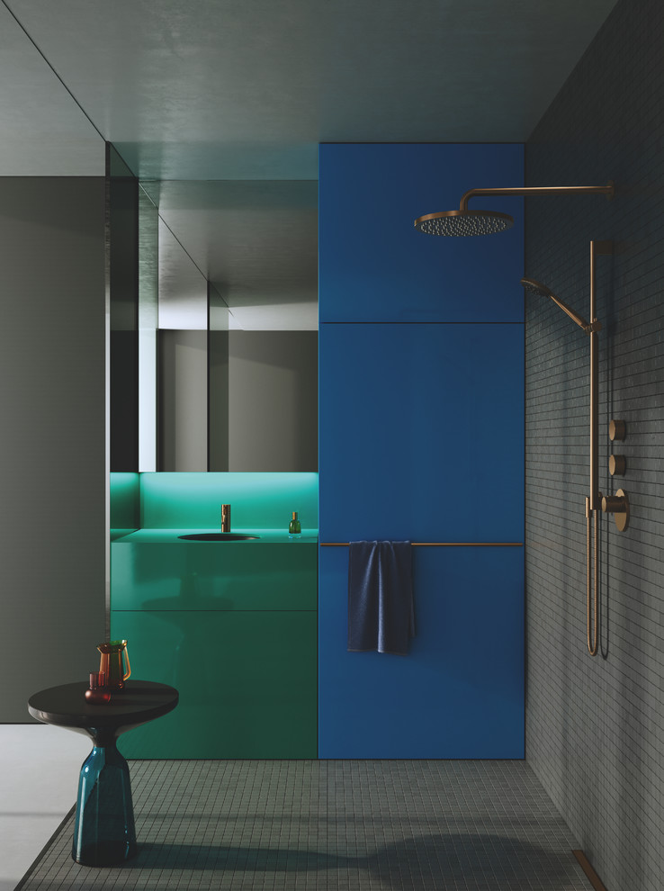 Esempio di una stanza da bagno con doccia minimalista di medie dimensioni con ante lisce, ante verdi, doccia aperta, piastrelle grigie, piastrelle a mosaico, pareti grigie, lavabo integrato, top in legno e top verde