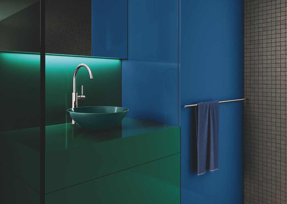 Foto di una stanza da bagno con doccia moderna di medie dimensioni con ante lisce, ante verdi, piastrelle grigie, piastrelle a mosaico, pareti grigie, lavabo a bacinella e top verde