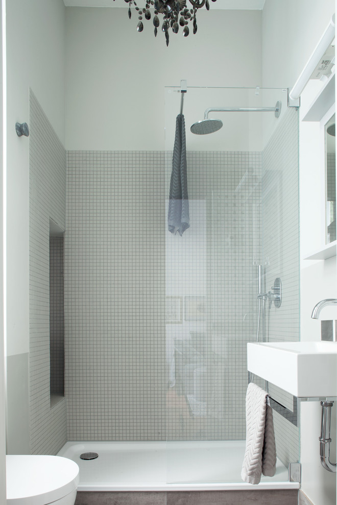 Idéer för att renovera ett litet funkis badrum med dusch, med mosaik, vita väggar, ett väggmonterat handfat, brunt golv, med dusch som är öppen och en dusch i en alkov