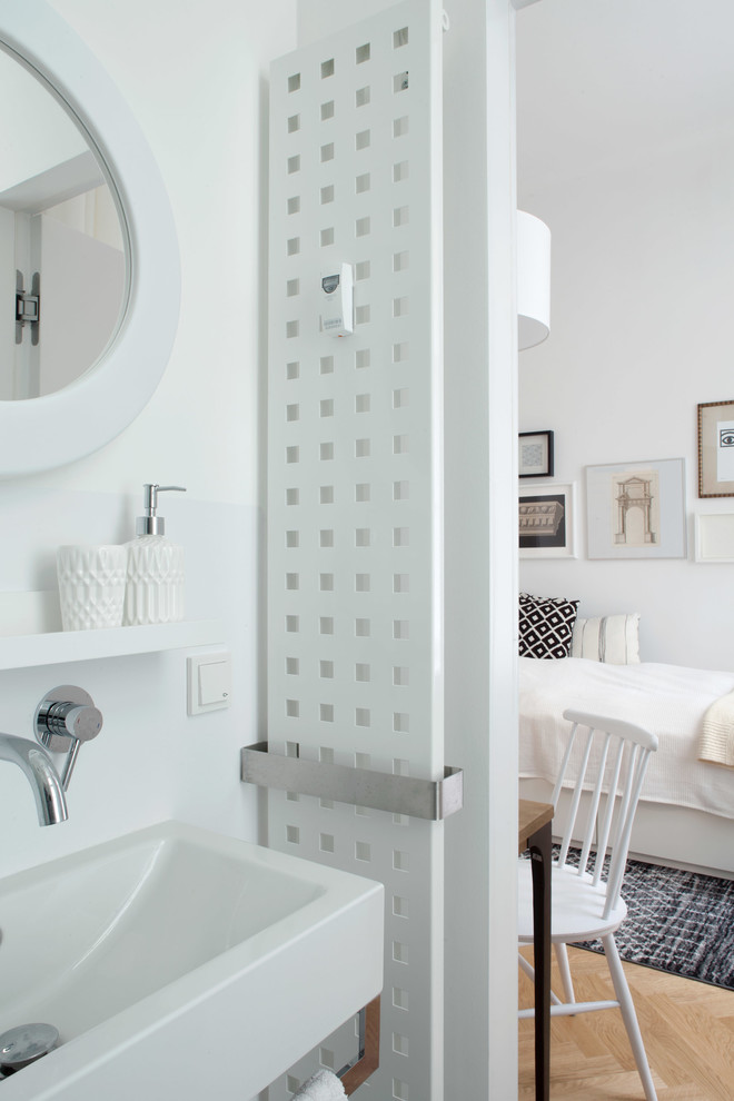 Идея дизайна: маленькая ванная комната в стиле модернизм с синими фасадами, открытым душем, белой плиткой, серыми стенами, мраморным полом, душевой кабиной и серым полом для на участке и в саду