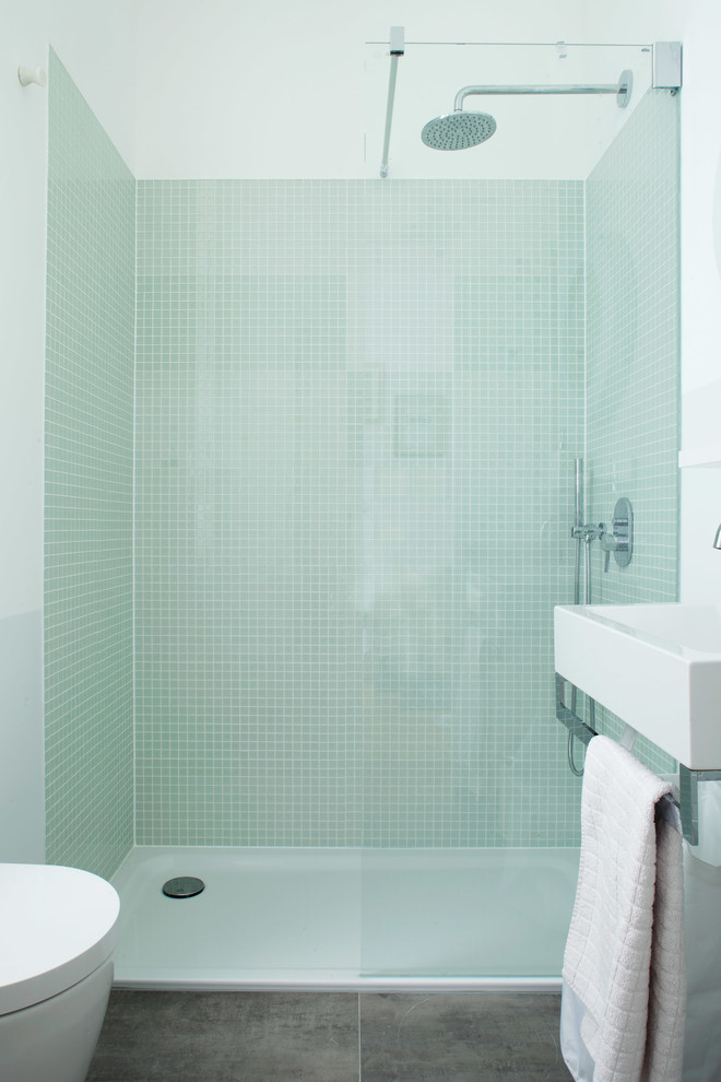 Aménagement d'une petite salle d'eau moderne avec des portes de placard bleues, une douche ouverte, un carrelage blanc, un mur gris, un sol en marbre et un sol gris.