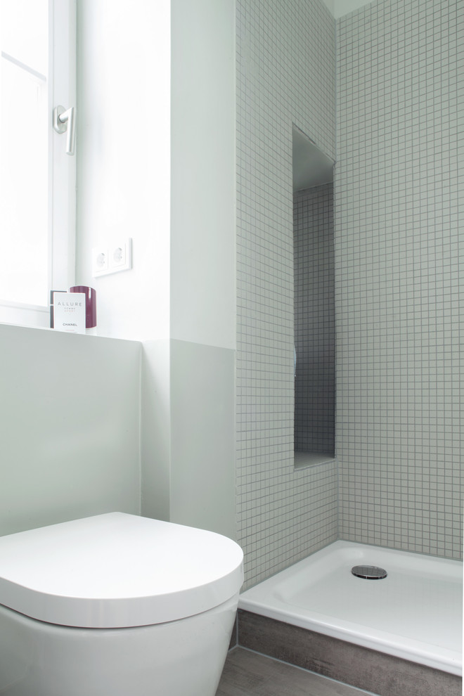 Imagen de cuarto de baño minimalista pequeño con aseo y ducha