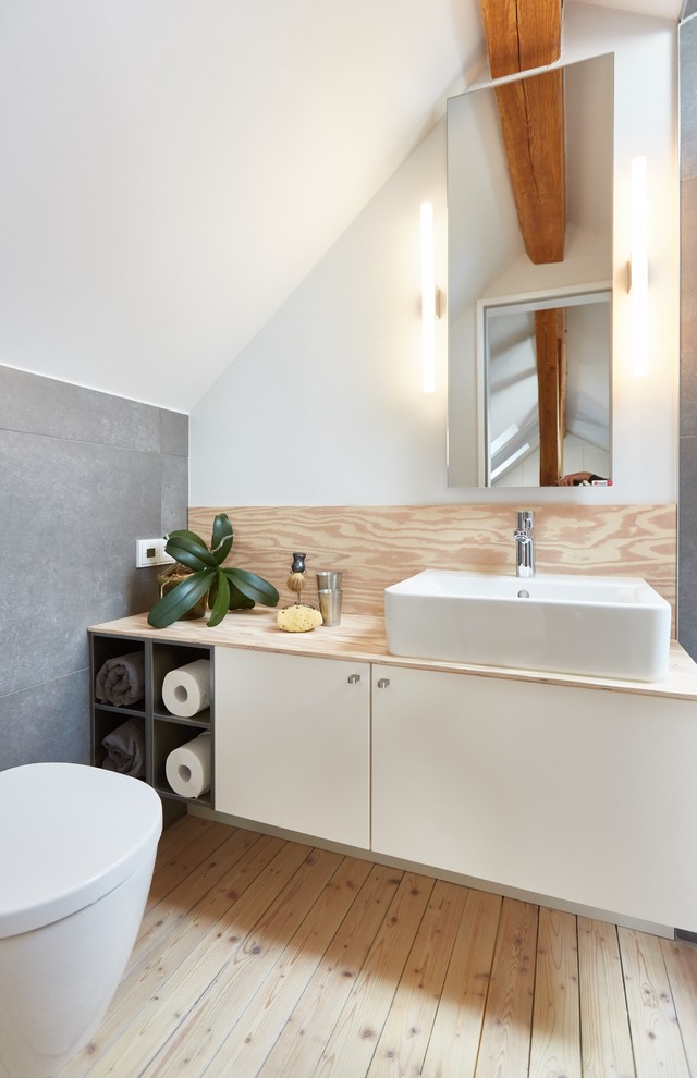 Идея дизайна: маленькая ванная комната в современном стиле с белыми фасадами, открытым душем, инсталляцией, серой плиткой, каменной плиткой, серыми стенами, светлым паркетным полом, душевой кабиной, подвесной раковиной, белым полом, шторкой для ванной и бежевой столешницей для на участке и в саду