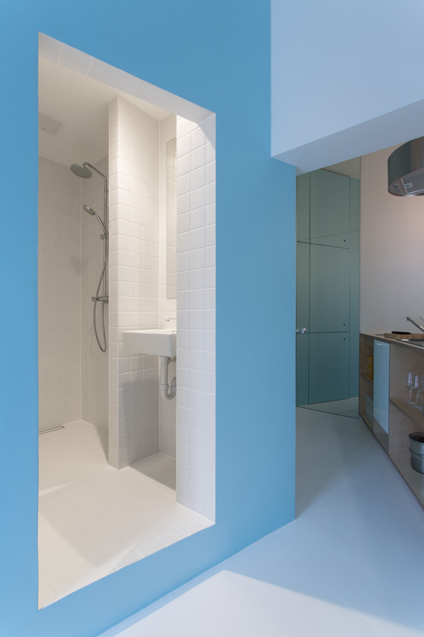Modern inredning av ett litet en-suite badrum, med en kantlös dusch