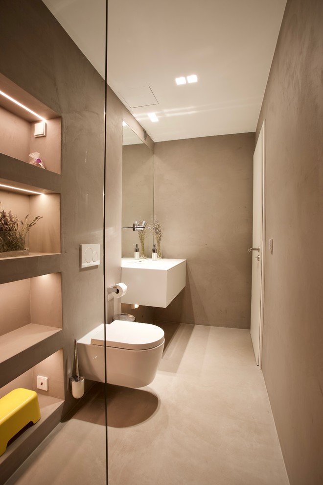 Idéer för ett stort modernt vit badrum med dusch, med släta luckor, vita skåp, en kantlös dusch, grå kakel, cementkakel, grå väggar, betonggolv, ett integrerad handfat, bänkskiva i akrylsten, grått golv och med dusch som är öppen