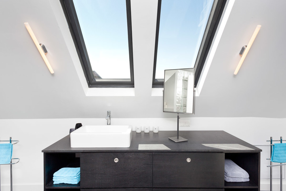 Esempio di una stanza da bagno minimal con lavabo a bacinella, ante lisce, ante in legno bruno e pareti bianche