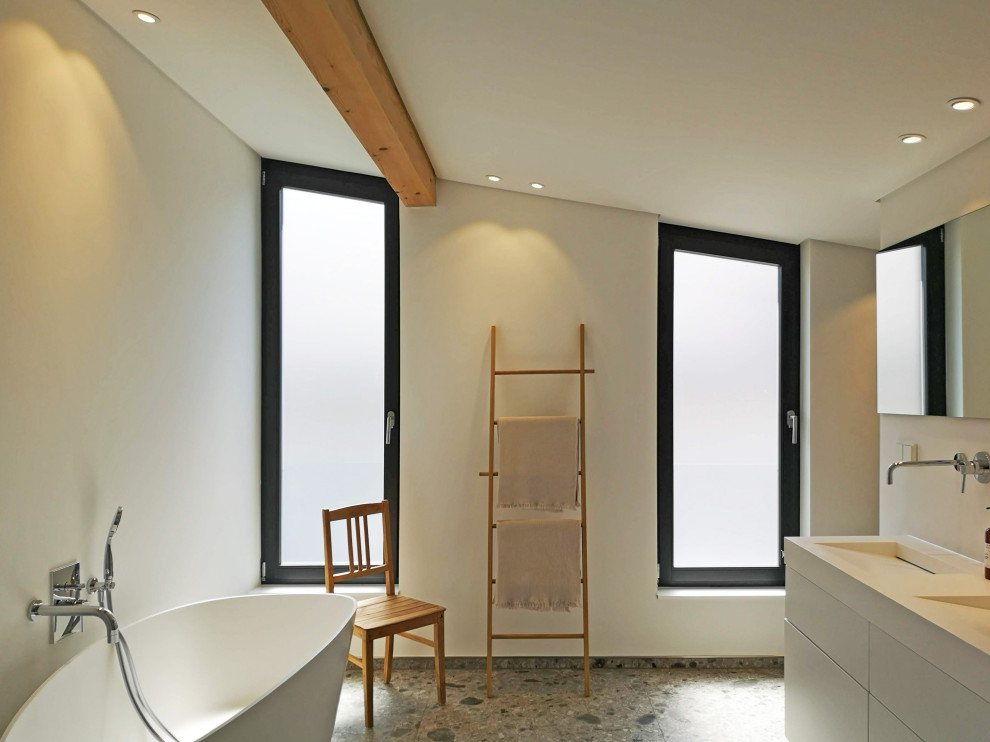 Стильный дизайн: главная ванная комната в современном стиле с отдельно стоящей ванной, душем без бортиков, открытым душем, нишей и тумбой под две раковины - последний тренд