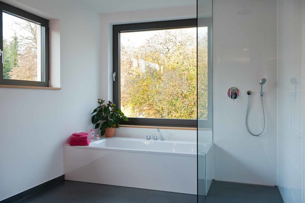 Свежая идея для дизайна: ванная комната среднего размера в современном стиле с накладной ванной, душем без бортиков, белой плиткой, белыми стенами и керамической плиткой - отличное фото интерьера