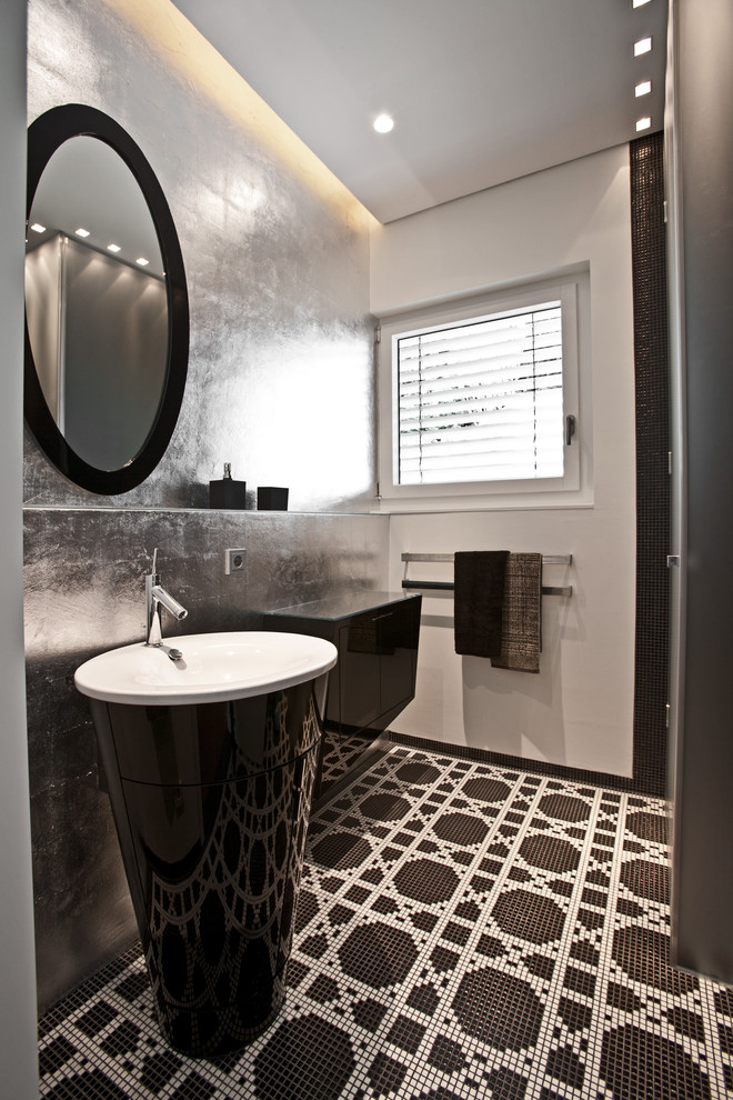 На фото: ванная комната среднего размера в современном стиле с раковиной с пьедесталом, душем в нише, белыми стенами, полом из мозаичной плитки, плоскими фасадами и черными фасадами с