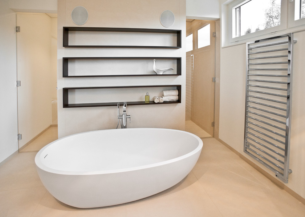 Стильный дизайн: большая ванная комната в современном стиле с отдельно стоящей ванной, белыми стенами и полом из известняка - последний тренд