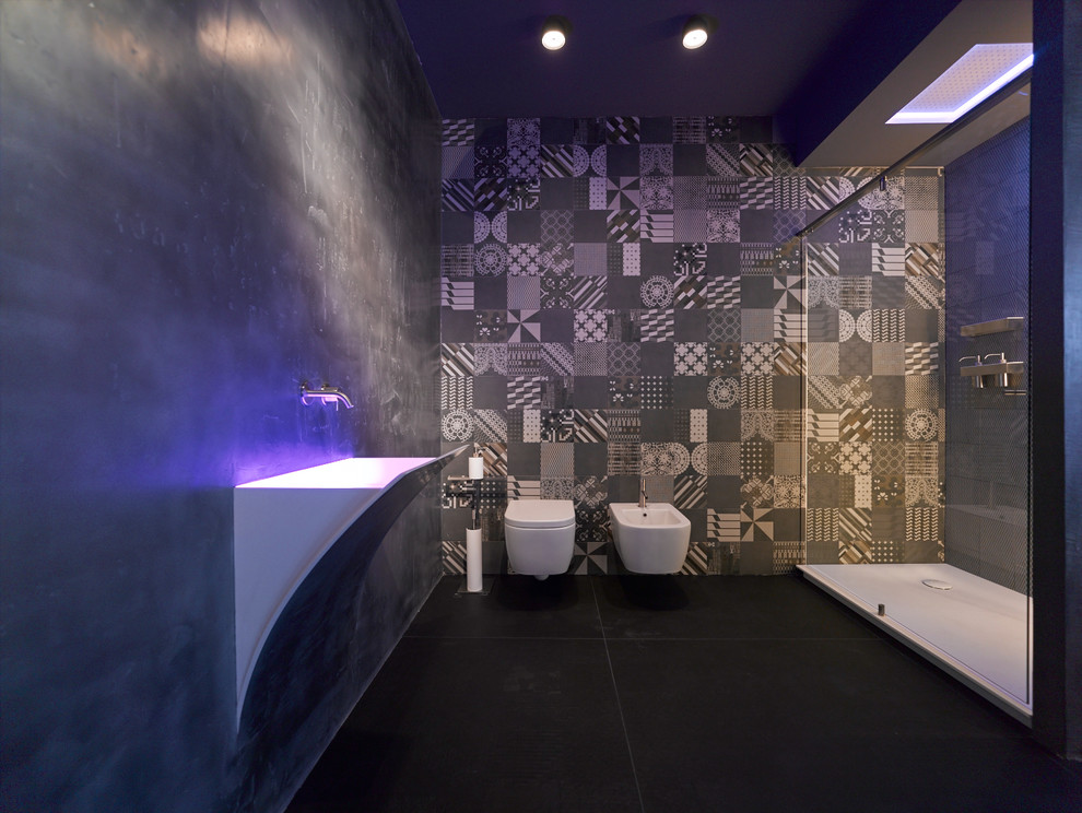 Стильный дизайн: ванная комната среднего размера в современном стиле с подвесной раковиной, душем в нише, биде, серой плиткой, разноцветной плиткой, серыми стенами и керамической плиткой - последний тренд