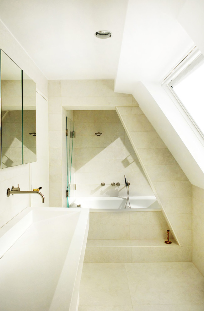 Imagen de cuarto de baño contemporáneo pequeño con bañera empotrada, baldosas y/o azulejos beige, baldosas y/o azulejos de piedra y lavabo suspendido