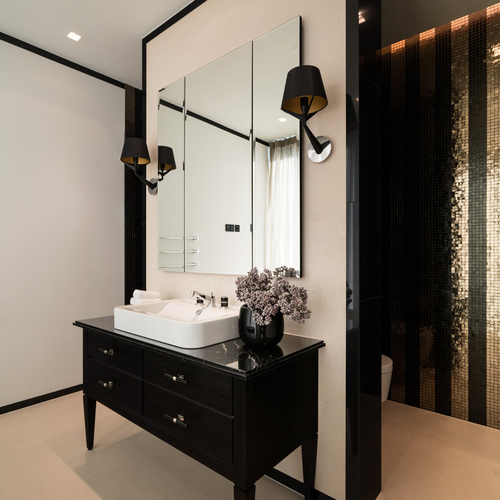 На фото: ванная комната среднего размера в современном стиле с черными фасадами, инсталляцией, желтой плиткой, черной плиткой, белыми стенами, настольной раковиной, бежевым полом, черной столешницей и плоскими фасадами