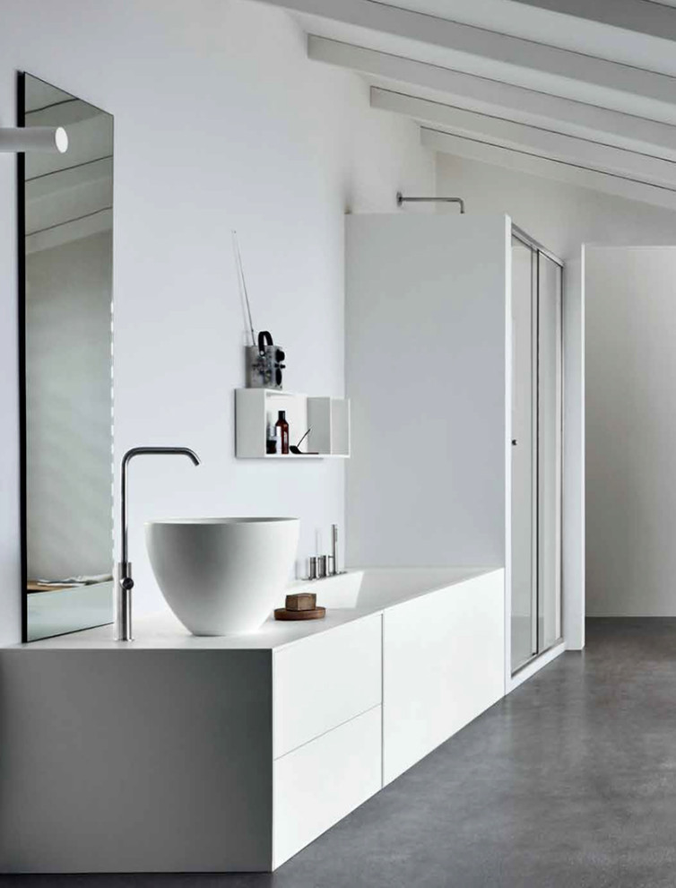 Großes Modernes Badezimmer mit flächenbündigen Schrankfronten, weißen Schränken, Badewanne in Nische, weißer Wandfarbe, Aufsatzwaschbecken, grauem Boden, weißer Waschtischplatte, Einzelwaschbecken und eingebautem Waschtisch in Köln