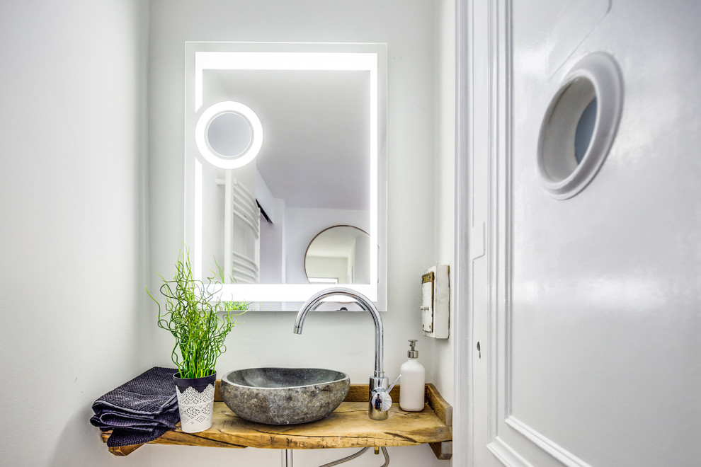 Idee per una piccola stanza da bagno minimal con pareti bianche, lavabo a bacinella e top in legno