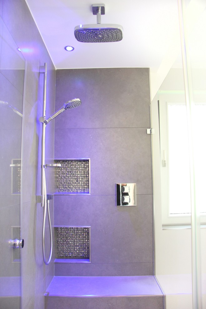 Idéer för mellanstora funkis badrum med dusch, med grå kakel, vita väggar, stenkakel och en dubbeldusch