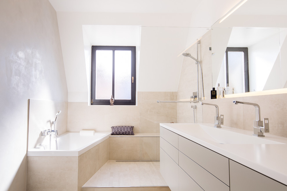 Idéer för ett stort modernt badrum, med släta luckor, beige skåp, ett platsbyggt badkar, en öppen dusch, beige väggar, ett integrerad handfat, beige kakel, stenkakel, bänkskiva i akrylsten och med dusch som är öppen