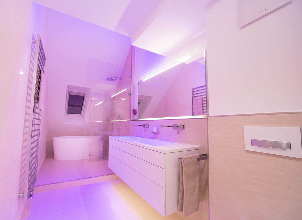 Ispirazione per una stanza da bagno design di medie dimensioni con ante bianche, vasca freestanding, lavabo integrato, doccia a filo pavimento, pareti bianche e top in legno